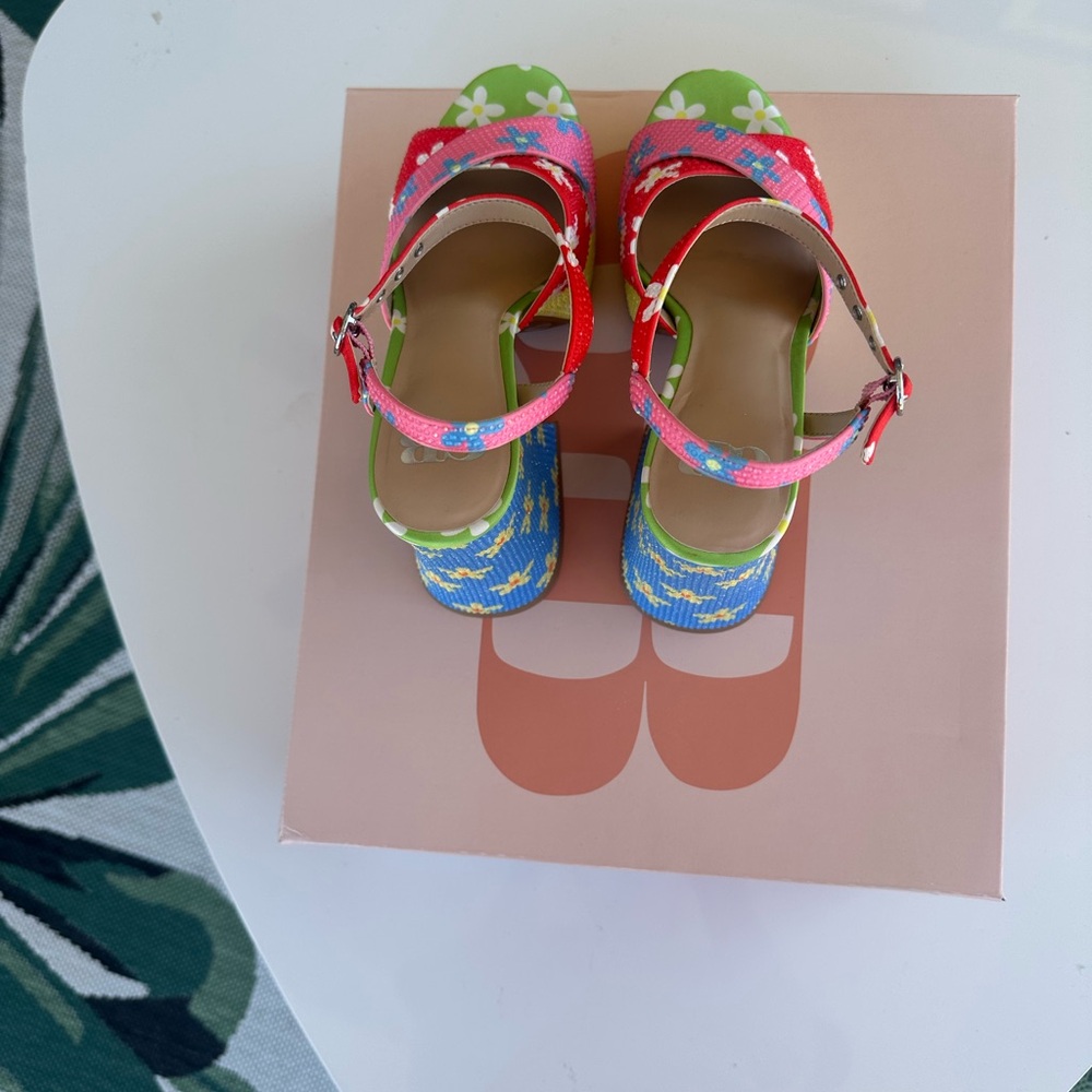 FLOWER POWER…..GB platform heels size 6 and like new! Bright multi-colored. - Picture 3 of 10